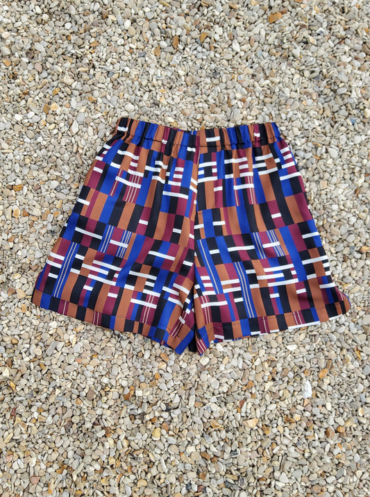 silk colorfull shorts in blue, bordeaux, white and black with geometric print