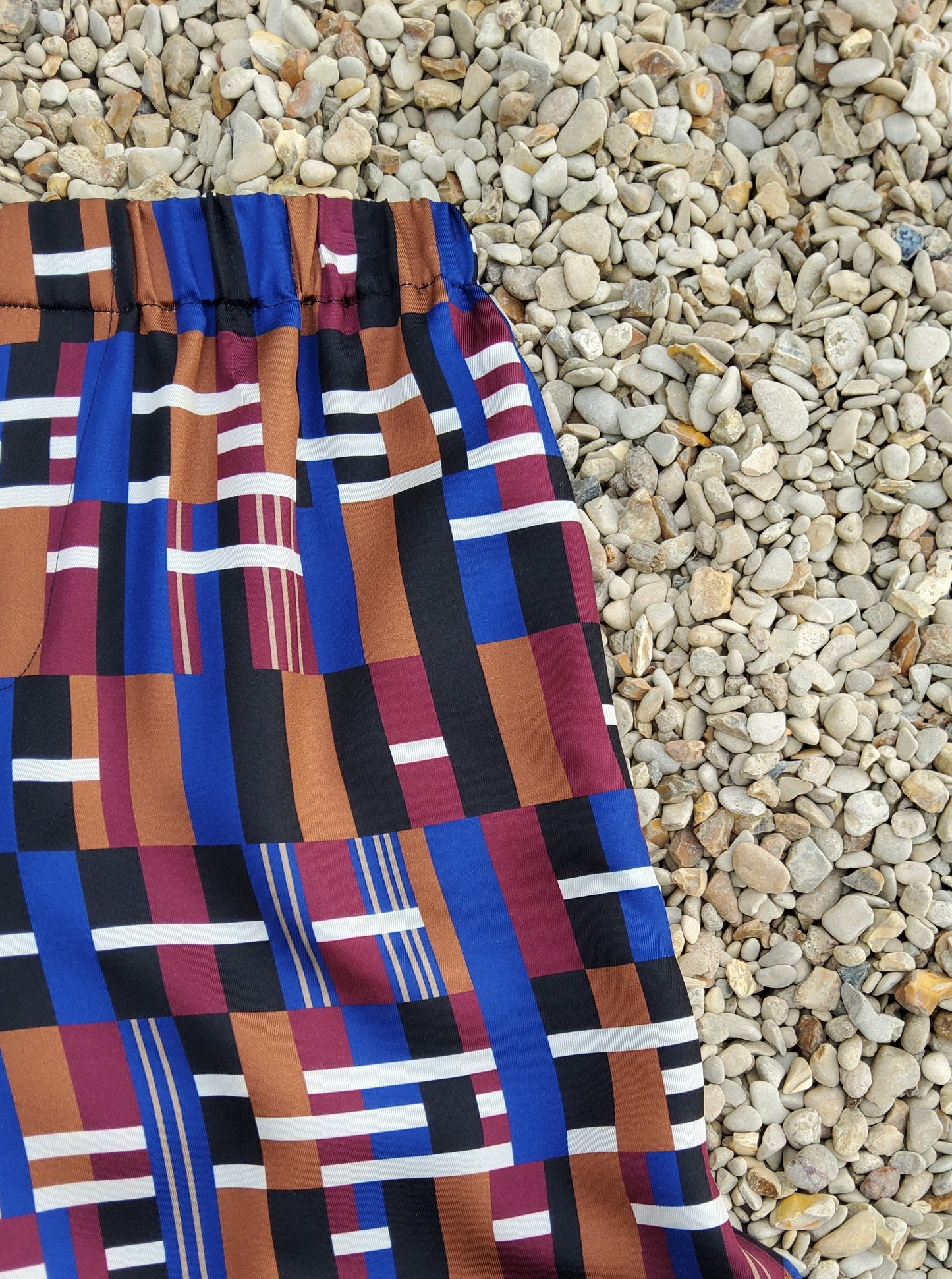 silk colorfull shorts in blue, bordeaux, white and black with geometric print